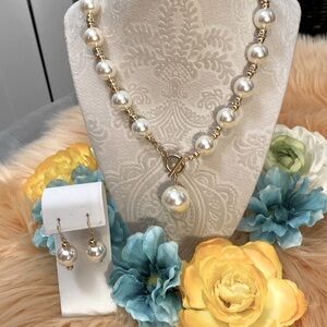 Elegant Gold and Pearl Necklace and Earring Set